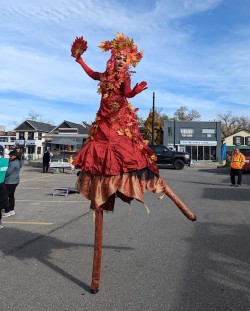 ala on Stilts Toronto Stilt-walker autumn leaves performer entertainment